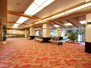 长门汤本观光饭店西京的大型大堂,地板上铺着大地毯