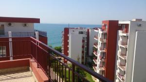 圣弗拉斯Kalina Private Apartments in Marina View Fort Beach, Sveti Vlas的从大楼的阳台上可欣赏到海景