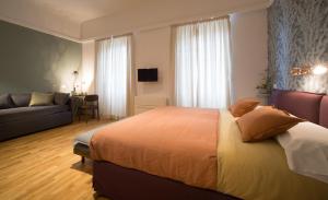 佛罗伦萨圣母百花大教堂住宿加早餐旅馆的一间卧室配有一张大床和一张沙发