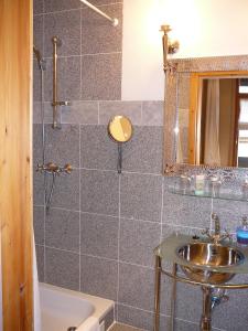 阿舍尔斯莱本公园公寓酒店的一间带水槽和镜子的浴室