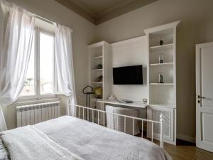 马尔米堡Casa Desy的一间卧室配有一张床、一张书桌和一个窗户。