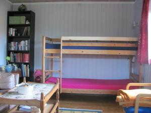 赫尔辛厄提丝维尔德艮班德布住宿加早餐旅馆的一间卧室配有一张带粉红色床垫的双层床