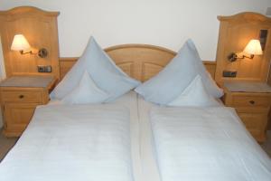 若特阿赫-埃根Gästehaus Pfatischer Hotel Fewo的一间卧室配有两张带白色床单和枕头的床。