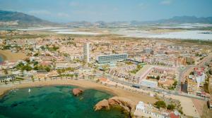 马萨龙港30º Hotels - Hotel Dos Playas Mazarrón的城市空中海滩景观