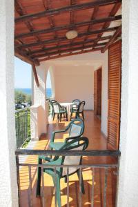 焦约萨马雷阿Residence L'uliveto的阳台配有桌椅。
