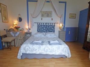 普勒尔蒂八仙花属住宿加早餐旅馆的卧室配有蓝色和白色的床和一张桌子