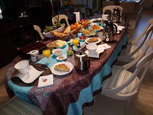 滨海贝尔克奥东斯亚住宿加早餐酒店的一张长桌,上面有食物和饮料