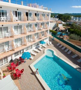 圣安东尼奥Hostal Anibal - AB Group的享有酒店空中美景,设有游泳池