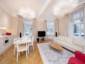 塔林哈留老城公寓的客厅配有白色的沙发和桌子