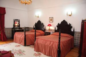 阿拉奥洛斯卡萨迪奥戈旅馆的一间卧室配有两张床和镜子