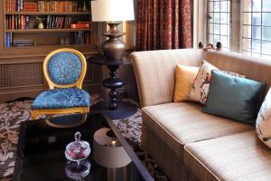 林德赫斯特贝斯特韦斯特王冠酒店的客厅配有沙发和椅子