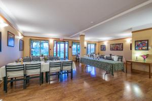 莱迪史密斯几维湾山林小屋的用餐室设有桌椅和窗户。