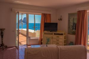 卡普里迪娃拉合族歌德尔马热酒店的带电视的客厅,享有海景。