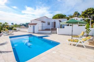 莫莱拉Marcelo - charming, Finca style holiday villa in Moraira的别墅前的游泳池
