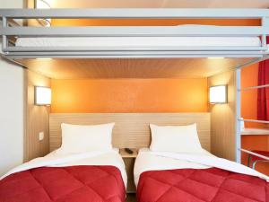 布雷西尔乐趣普瑞米尔经典酒店的双层床间内的两张床