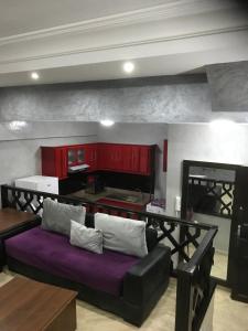 卡萨布兰卡卡萨布兰卡中心威乐公寓的带沙发的客厅和厨房