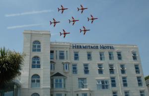 伯恩茅斯The Hermitage Hotel - OCEANA COLLECTION的一组飞机飞越酒店