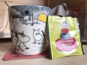 贝尔帕索Rifugio Manfre的袋子旁边装有猫的咖啡杯