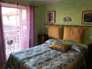 Roccasicura博尔格拉伏尔加住宿加早餐旅馆的卧室配有带枕头的床铺和窗户。