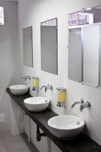 波哥大探索酒店的浴室设有2个水槽和2面镜子