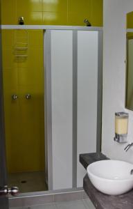 波哥大探索酒店的一间带水槽和玻璃淋浴的浴室