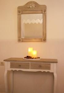 哈尔基岛Kleanthe的一张带蜡烛和镜子的桌子