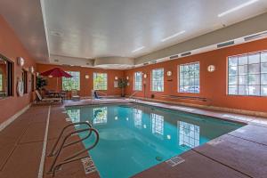 鲁伊多索鲁伊多索酒店的一座游泳池,位于带橙色墙壁的大房间