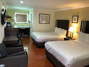 旧金山伦巴广场汽车旅馆的酒店客房,配有两张床和椅子