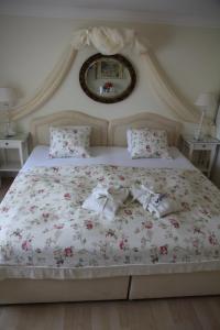 Wolfhausen罗塞利花园住宿加早餐酒店的一间卧室配有一张带花卉床罩的床
