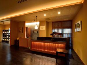 神户奥之细道日式旅馆的一间位于客房中间的带酒吧的餐厅