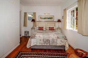 钓鱼镇Salop House的一间卧室配有一张带红色枕头的大床