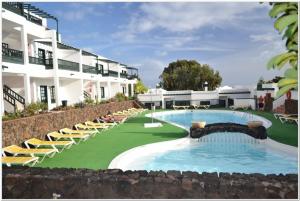 科斯塔特吉塞莫林诺德瓜提萨酒店的一个带游泳池和躺椅的度假胜地