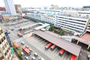 新泻HOTEL GLOBAL VIEW Niigata的享有城市美景,设有火车站