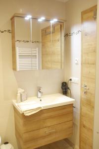格伦德尔湖Apartments Fuchs的一间带水槽和镜子的浴室