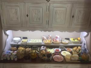 布勒伊-切尔维尼亚莫里诺酒店的架子上装满了食物的橱柜