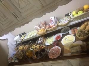 布勒伊-切尔维尼亚莫里诺酒店的填满不同食物的表格