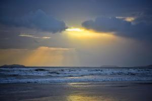 Utorda果阿好莱坞星球海滩度假村的日落在海滩上与大海