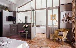 雷岛林滩博伊弗德酒店的一间卧室配有一张床和一张桌子及椅子