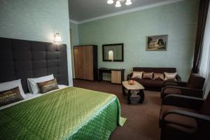 伊兹梅尔Отель БЕССАРАБИЯ的酒店客房,配有床和沙发
