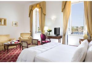 布林迪西阿尔伯格国际大酒店的酒店客房设有一张床、一张书桌和一台电视机。