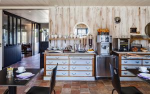 雷岛林滩博伊弗德酒店的厨房设有木墙和桌椅