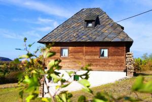 SirogojnoCabin Menka的一座带板岩屋顶的木屋