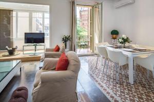 巴塞罗那花园景人居公寓的客厅配有两张沙发和一张餐桌