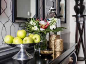 陶尔米纳La Malandrina - Apartments & Suites的花瓶,桌子上放一碗苹果