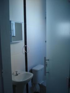 阿帕雷西达泽露坤霍旅馆的浴室配有白色卫生间和盥洗盆。