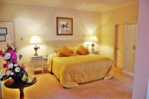 科芙水滨酒店的一间卧室配有一张带两张桌子和两盏灯的床。