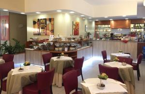 维莫德罗内阿尔可巴雷诺酒店的一间带桌椅和柜台的餐厅