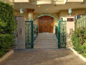 开罗Choueifat Residence Families Only的木门房子的入口