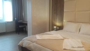 内戈廷Guesthouse Nikolić的酒店客房,配有带两条毛巾的床