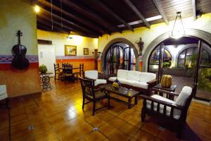 马那瓜卡萨科洛尼尔精品酒店的客厅配有沙发和桌子